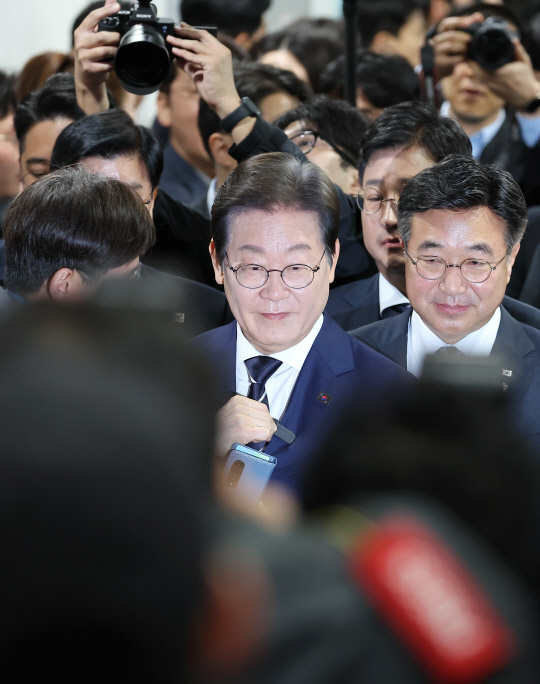 더불어민주당 대선 경선에 출마한 이재명 예비후보가 11일 서울 여의도 국회 소통관에서 집권 청사진 등을 소개하는 '비전 선포식 및 캠프 일정 발표'를 하기 위해 이동하고 있다. 연합뉴스